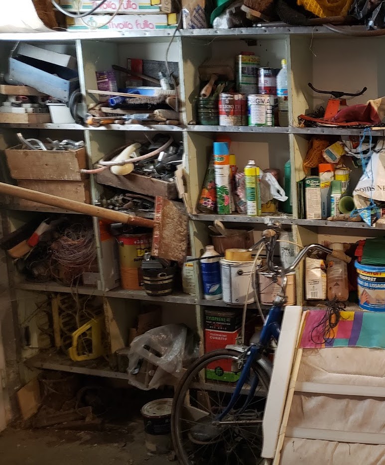 Avant/après : notre mission est de transformer les espaces encombrés en lieux propres et ordonnés, en réemployant et recyclant les objets.